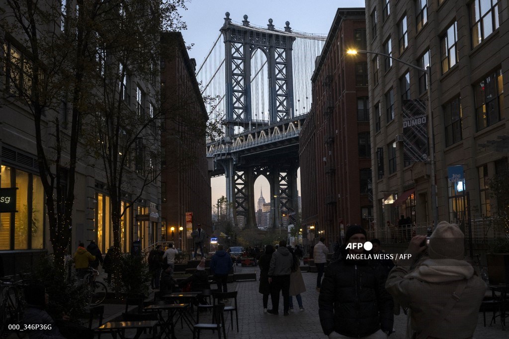 #UnitedStates People take pictures with the Manhattan Bridge in New York 📷@angelaweissfoto #AFP