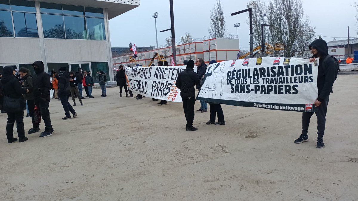 Le mouvement des travailleurs #sanspapiers continue ✊🏿✊🏻✊🏾✊🏼✊🏽

Les collectifs &amp; <a href="/UnionCnt/">Union Régionale Ile de France CNT-SO</a> occupent de nouveau le chantier de l'Arena, porte de la Chapelle #Paris pour rappeler à <a href="/GroupeBouygues/">Groupe Bouygues</a> et aux donneurs d'ordre une chose simple : #PasDePapiersPasDeJo !

Régularisation ✊