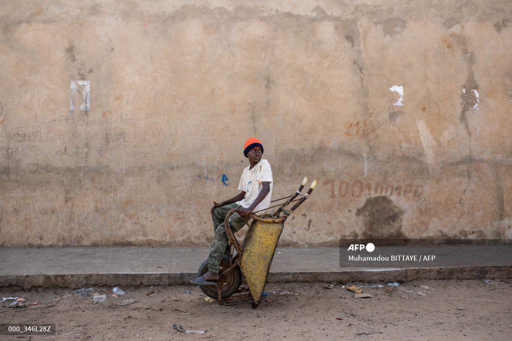 #Angola A young boy waits while sitting on a wheelbarrow in Banjul. 📷Muhamadou BITTAYE #AFP