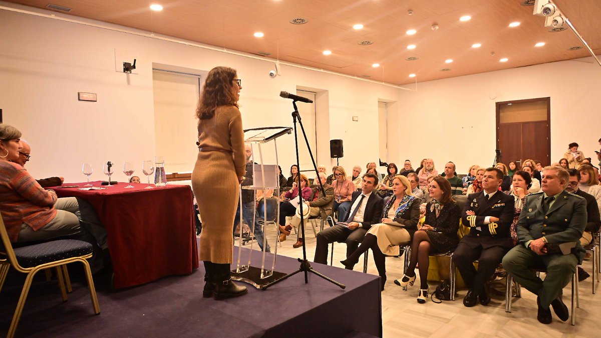 Cadiz_es's tweet photo. 🔵 La @CIberoamerica ha acogido las I Jornadas Locales de Salud Mental bajo el título 'El reto del siglo XXI'
Organizadas por el Ayuntamiento de #Cádiz junto a las asociaciones #AFEMEN y #FAEM https://t.co/veGtnlyXjb