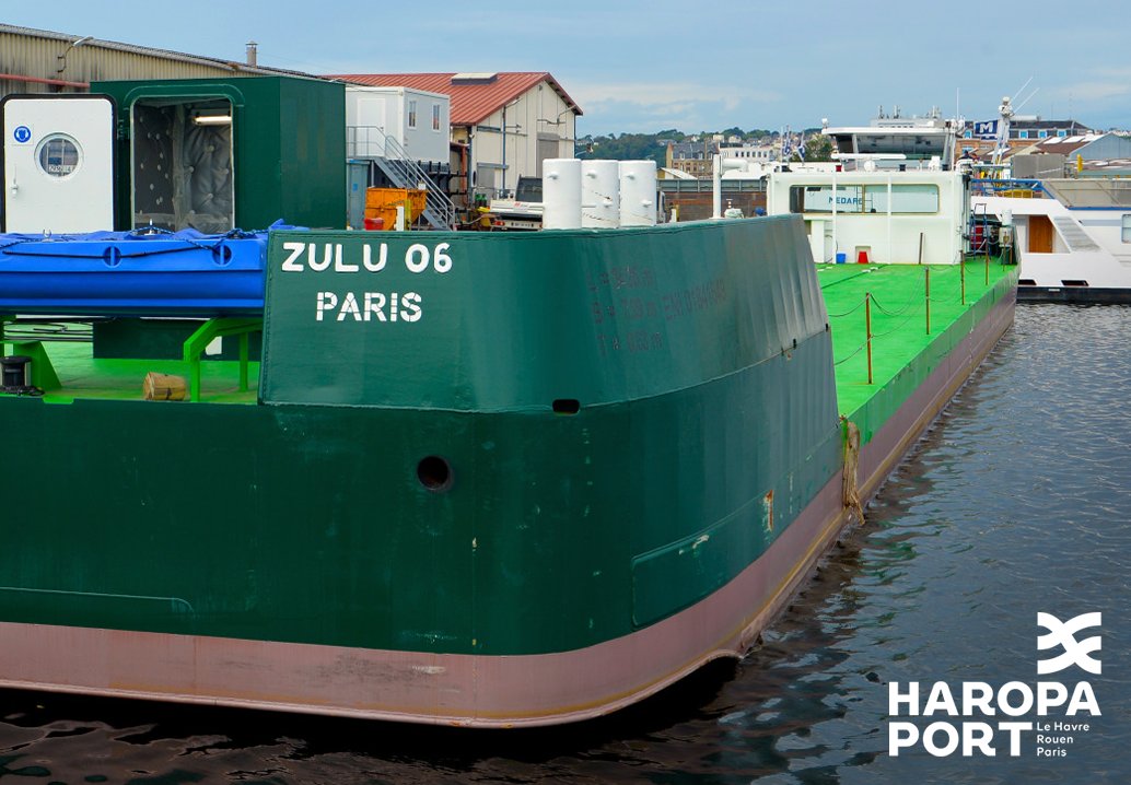 haropaport's tweet photo. En images📸: le #ZULU6 de Sogestran, une barge fluviale propulsée à l'#hydrogène ✌ 
Avec une grue à son bord lui permettant d’être auto-déchargeant, elle sera la 1ère du genre à naviguer sur un fleuve français. Mise en service sur la #Seine 💦 :  2024 ➡️ https://t.co/J8kgN8PxCd https://t.co/q4217zLI5e