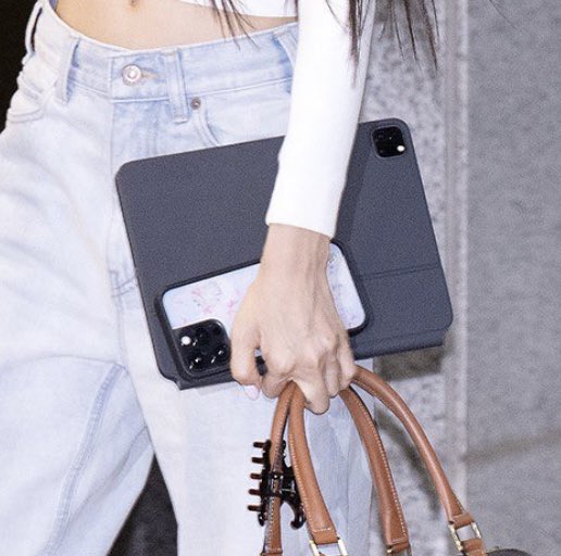 131327HL's tweet photo. H stole bingbong doll from L and now her iPad?😭🥹 https://t.co/XVS6y3fXgE