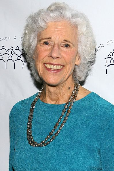 MccarvilleNelle's tweet photo. Profondément attristé par la perte de Frances Sternhagen. Un talent remarquable qui nous a gratifié de performances inoubliables. Repose en paix, une véritable légende. #ComplementDenquete #TheatreGreats #ScreenIcon https://t.co/JpcC8fjG9E