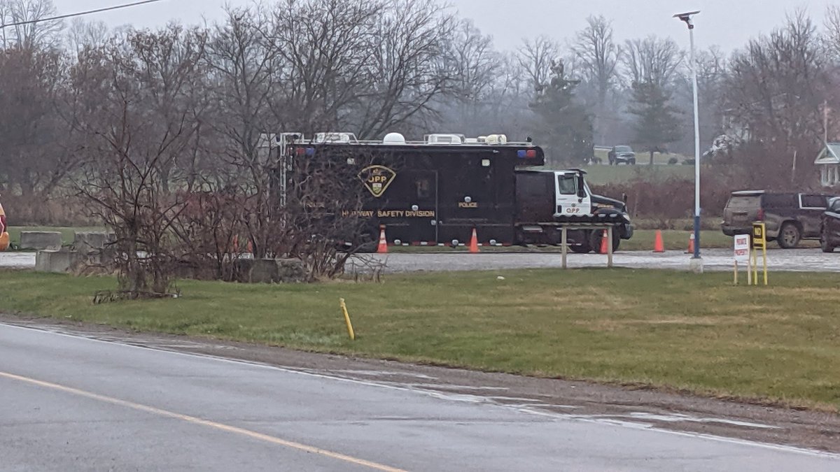 LiveEyeLuke's tweet image. 6th line closed between Chippewa and Tuscarora. Person barricaded in home. Details on @morninglive