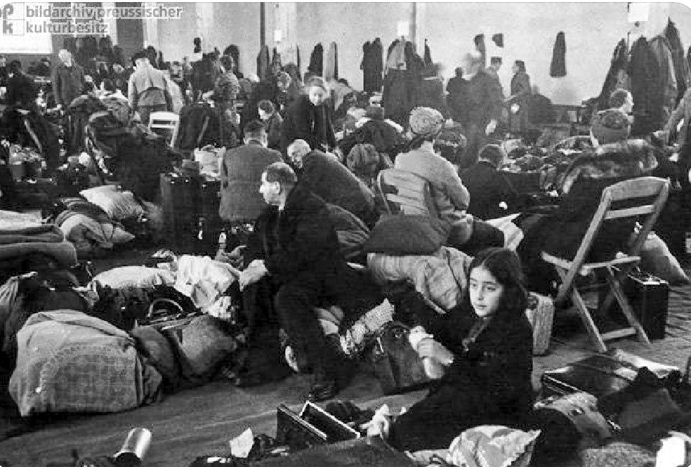 #Advent, #Advent...

1.12.1941 von #Stuttgart Nordbahnhof werden 1.053 jüdische Menschen aus Württemberg nach #Riga-#Jungfernhof deportiert, viele dort gleich erschossen. Von ihnen überleben nur 28 Menschen. 

[Stuttgart, Bildarchiv Preuß. Kulturbesitz]