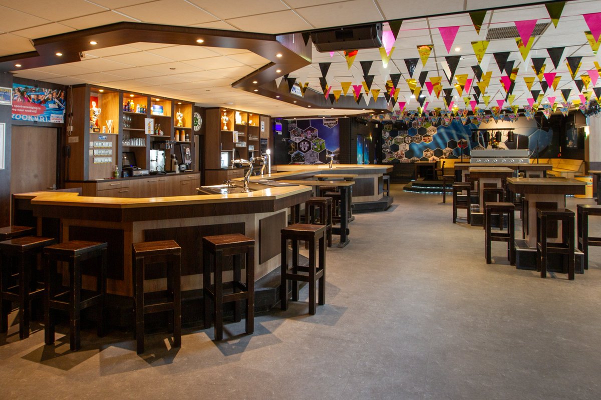 Wil je een centje bijverdienen in de gezellige kantine van <a href="/vvgemert/">vv Gemert</a>? De club is op zoek naar nieuwe medewerkers. Voor in de keuken én achter de bar. Interesse? Kijk dan snel op de site voor meer info:
vvgemert.nl/personeel-gezo…