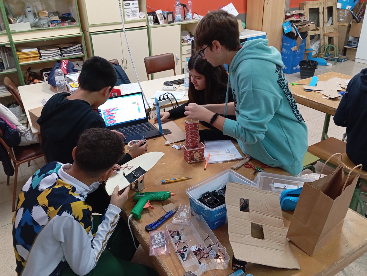 IES Ramón J. Sender tweet media