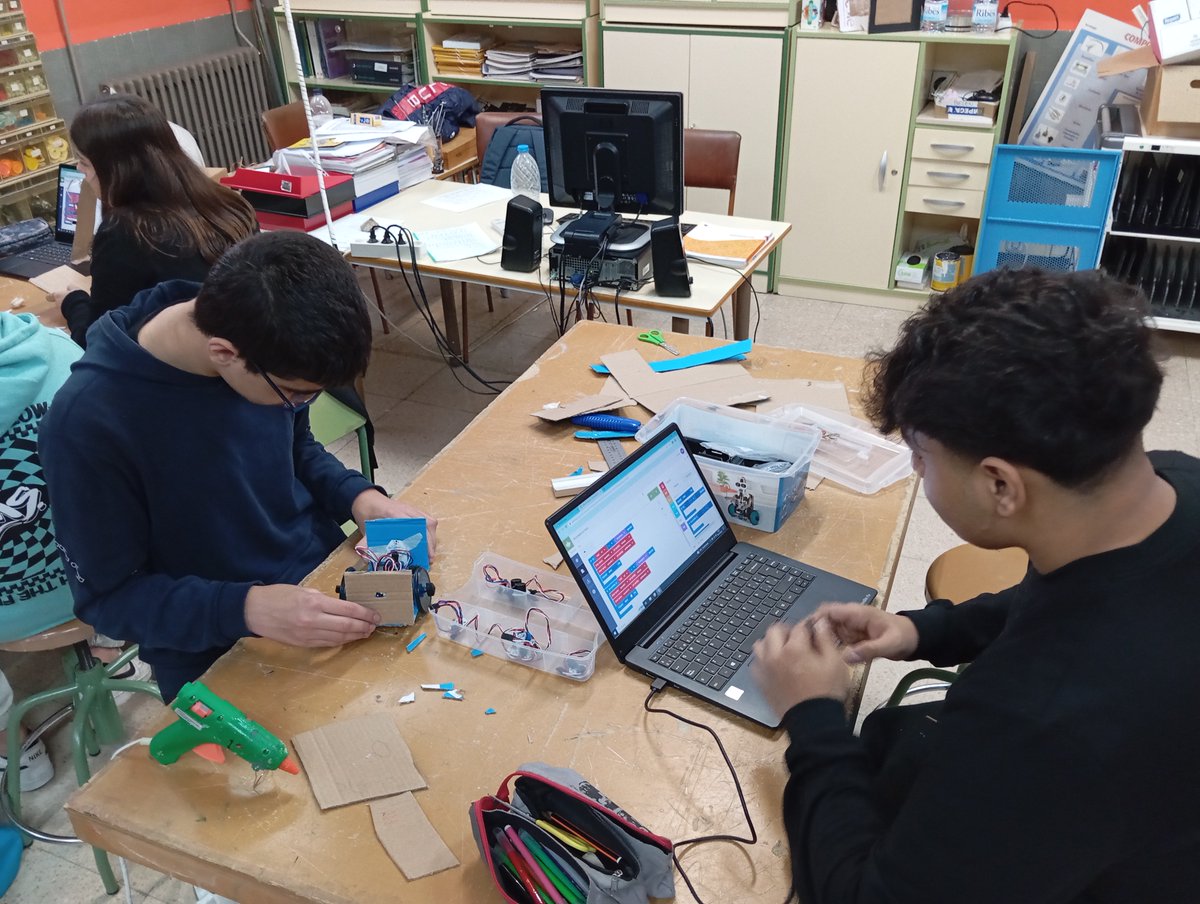 IES Ramón J. Sender tweet media