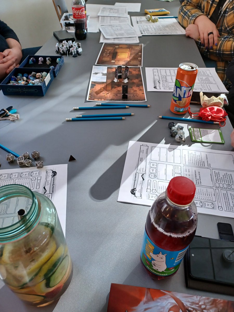 Antti_Sorri's tweet photo. Tänään #IkamaanPelit -avajaiset! Luvassa runsaasti pelailua. Paikalla myös allekirjoittanut vetämässä #DungeonsAndDragons -sessiota. Sydämellisesti tervetuloa! 😊🙏❤⚔🧙♂️🐉🛡
#Ikaalinen #roolipelit #kulttuuri https://t.co/ooUweCPVz4