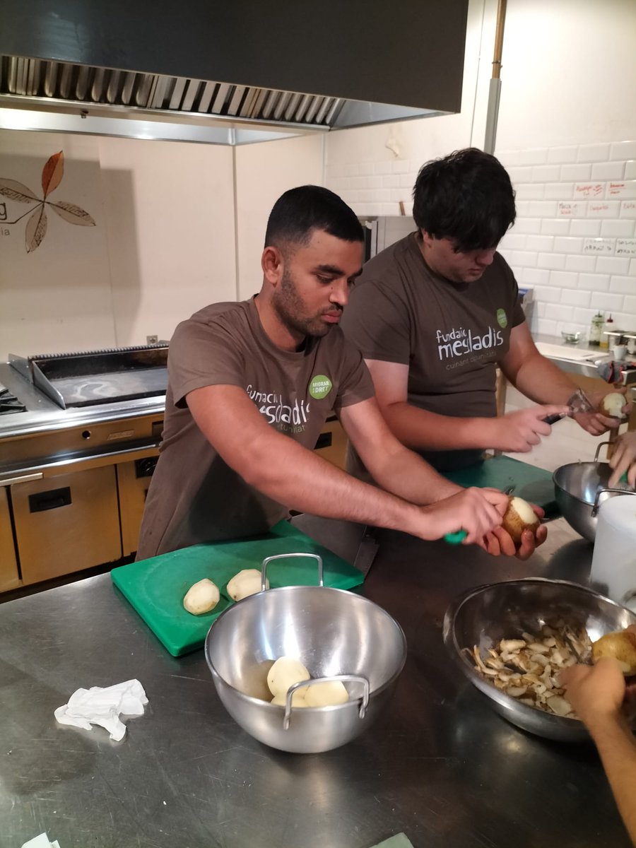 passworkbcn's tweet photo. El grup de formació contínua de cuina està a la seva recta final
Després de gairebé un mes i mig d'esforç i de molt aprenentatge dins les cuines de Mescladís,
els/les joves comencen a cuinar, cada vegada, plats més elaborats.
#passwork #fundacionadsis #aprender #formación https://t.co/Oqpi8FcEfQ