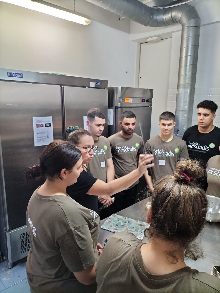 passworkbcn's tweet photo. El grup de formació contínua de cuina està a la seva recta final
Després de gairebé un mes i mig d'esforç i de molt aprenentatge dins les cuines de Mescladís,
els/les joves comencen a cuinar, cada vegada, plats més elaborats.
#passwork #fundacionadsis #aprender #formación https://t.co/Oqpi8FcEfQ
