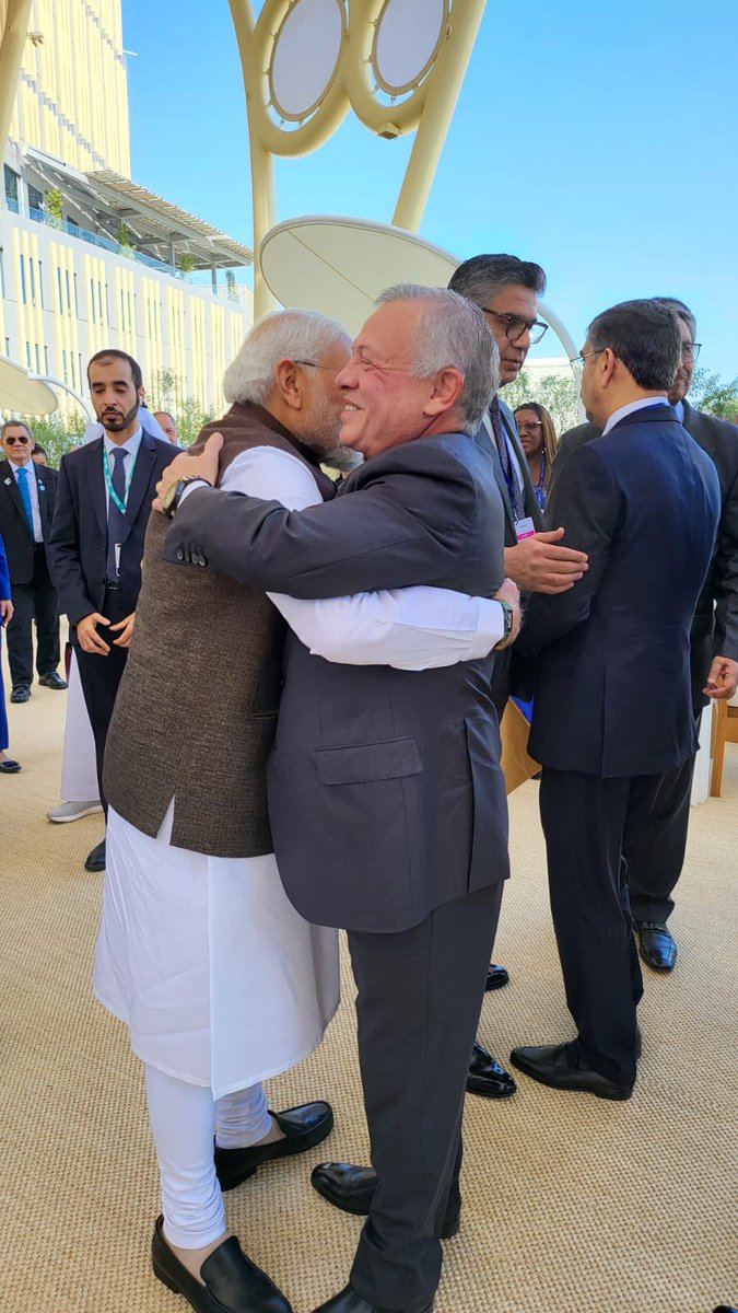 Direct descendant (41st generation) of Prophet Muhammad hugging PM Modi.

Indian IsIamists who are descendants of any Chaganlalal-Magan Lal can cry... 💀