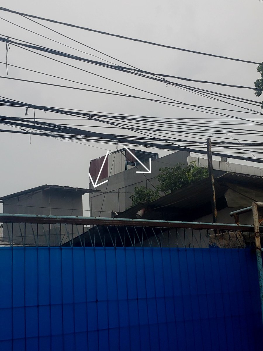 Arthur_YHS's tweet photo. @IndiHome Mimin mau tanya teknisi di lapangan diinstruksikan kah agar tarik kabel yg rapi? Tdk asal pasang yg merugikan orang lain. Berantakan rumah karena pasang kabel seenaknya . https://t.co/t4sHqOM8nq
