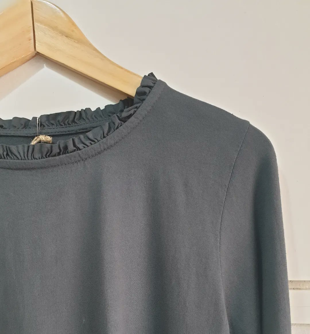 🍄Combinaciones perfectas jersey con camiseta con el cuello de volantes 🍄Colores disponibles de la camiseta volante blanca,kaqui y gris🍄#camisetasbonitas #camisetasalgodon #outfittoday #outfitcasual #modacomfy #Viladecans #baixllobregat #comerçdepoble #pilarttienda