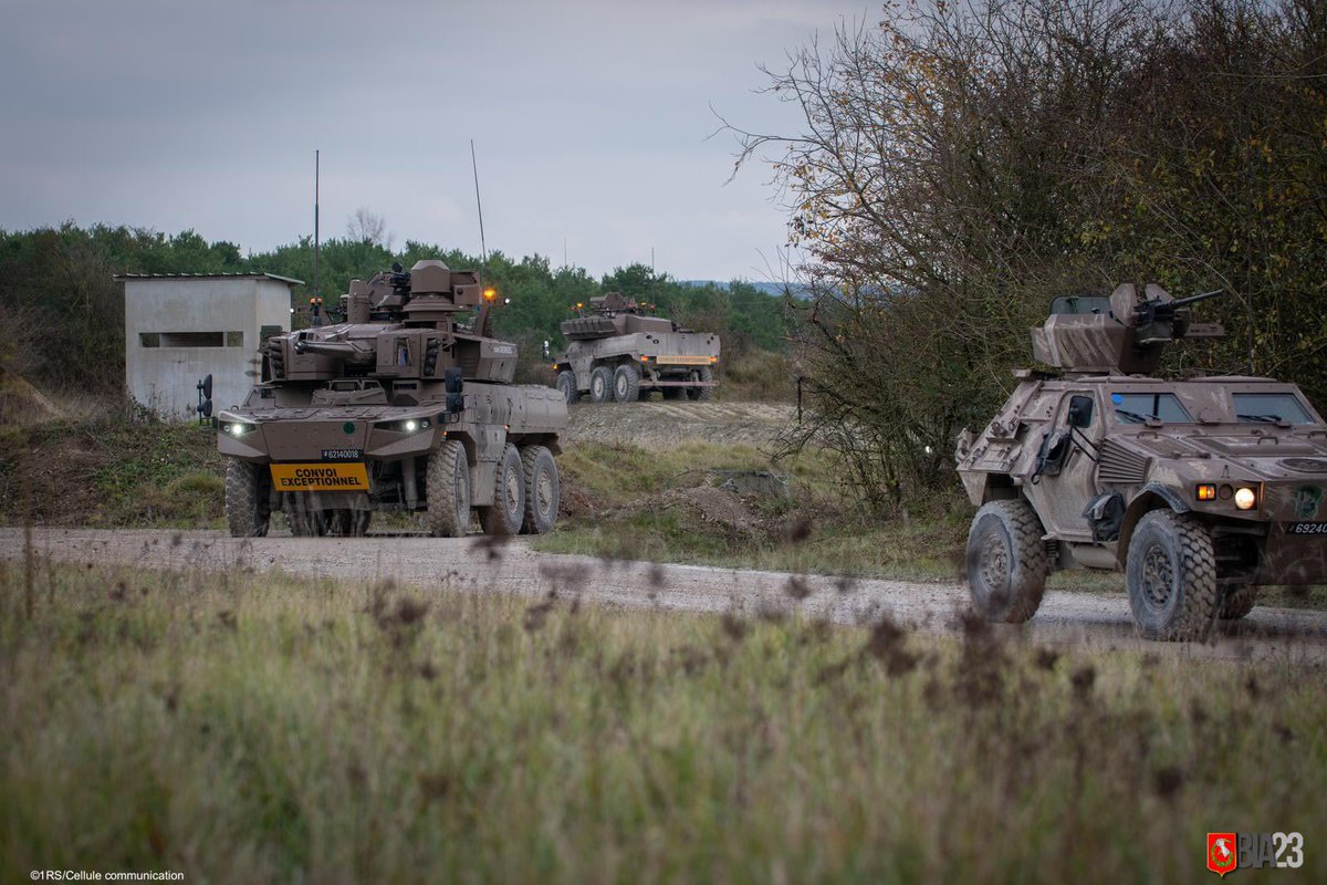 Chefdecorps1REC's tweet image. Au cœur de la Champagne, légionnaires et #Spahis poursuivent leur marche en avant pour défaire l’ennemi! 

Le SICS embarqué dans leurs véhicules est un atout majeur pour accélérer la prise de décision et surprendre l’adversaire ⚔️

#CapaciteOps