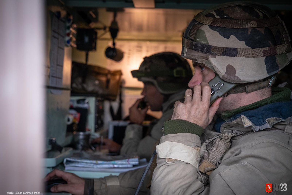 Chefdecorps1REC's tweet image. Au cœur de la Champagne, légionnaires et #Spahis poursuivent leur marche en avant pour défaire l’ennemi! 

Le SICS embarqué dans leurs véhicules est un atout majeur pour accélérer la prise de décision et surprendre l’adversaire ⚔️

#CapaciteOps