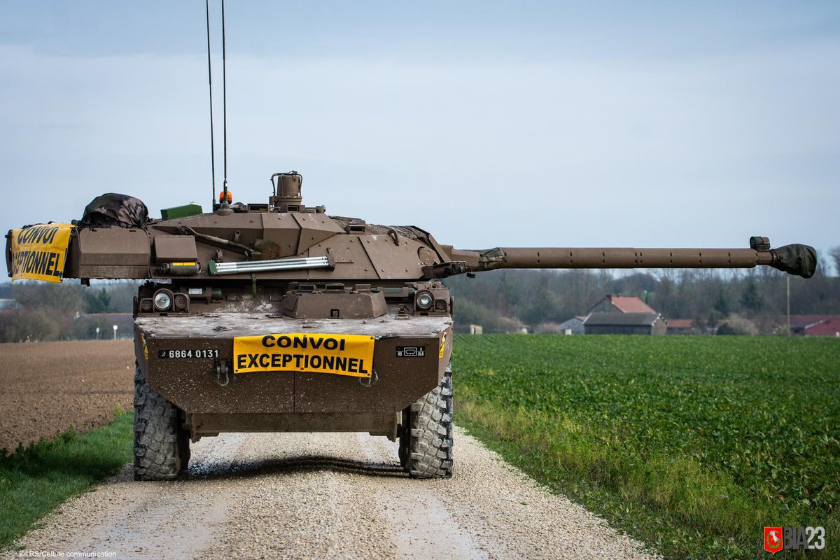 Chefdecorps1REC's tweet image. Au cœur de la Champagne, légionnaires et #Spahis poursuivent leur marche en avant pour défaire l’ennemi! 

Le SICS embarqué dans leurs véhicules est un atout majeur pour accélérer la prise de décision et surprendre l’adversaire ⚔️

#CapaciteOps