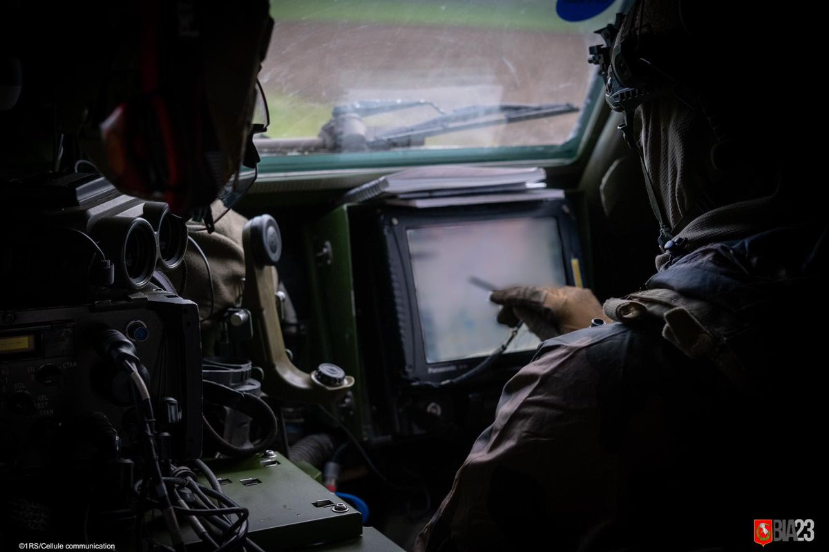 Chefdecorps1REC's tweet image. Au cœur de la Champagne, légionnaires et #Spahis poursuivent leur marche en avant pour défaire l’ennemi! 

Le SICS embarqué dans leurs véhicules est un atout majeur pour accélérer la prise de décision et surprendre l’adversaire ⚔️

#CapaciteOps