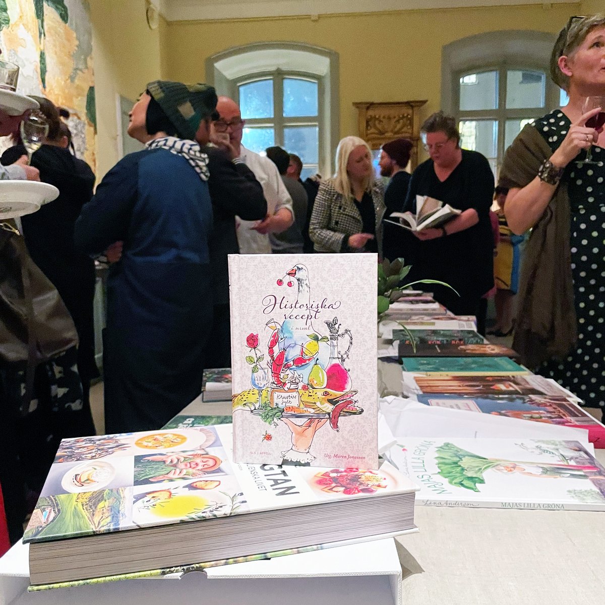 Hurra, vår bok ”Historiska recept i urval” (utg. Maren Jonasson) har fått pris i tävlingen Årets svenska måltidslitteratur 2023, i kategorin nordisk måltidslitteratur! 🎉
#slsfinland #slsbok #pris