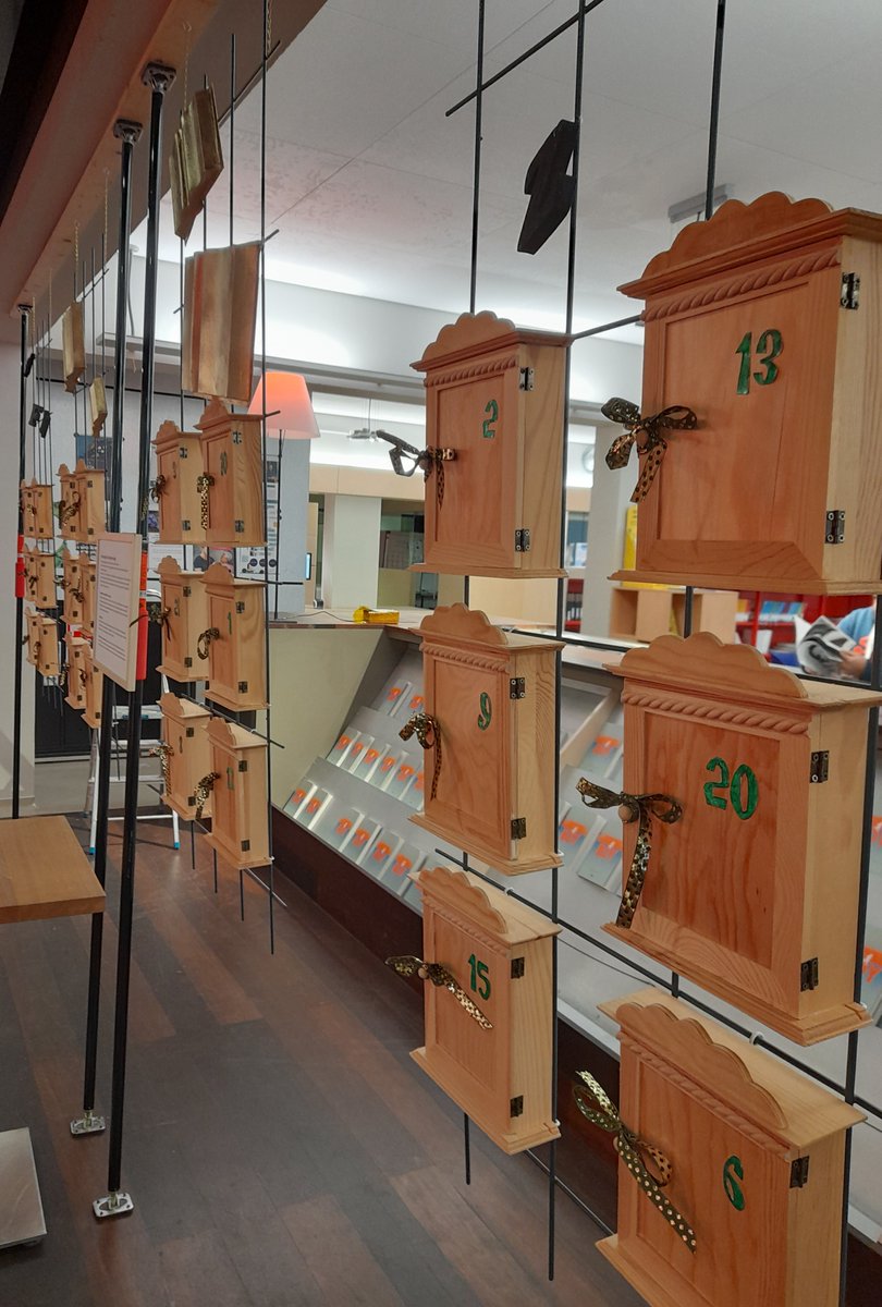 Vandaag is <a href="/bblthk/">de bblthk</a> #wageningen het eerste kastje geopend met het favoriete #gedicht van een lezer. In de aanloop naar kerst gaan de volgende 23 kastjes open. 
Bij elk gedicht schreven we met #Schrijversharten (<a href="/mjadelmund/">Martijn Adelmund</a> <a href="/info_zee/">Laurens van der Zee</a>) een beschouwing.
annievangansewinkel.blogspot.com/2023/12/de-kas…
