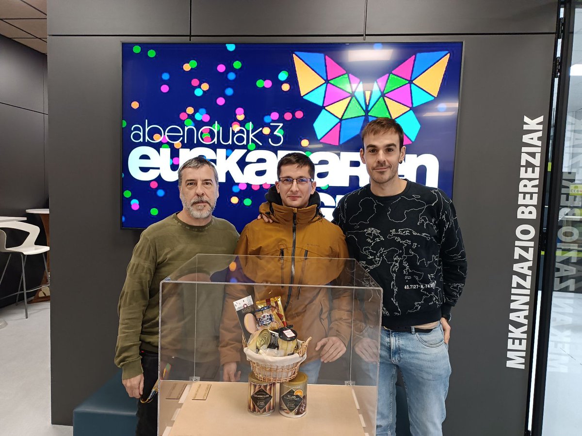 Igande honetan Euskararen Eguna izanik, ikastetxean Euskararen Astea ospatu dugu. Gaitu proiektuan gure aletxoa jartzeaz gain, Egunean Behin txapelketa martxan izan dugu. Gaur irabazleari saria eman diogu.
Zorionak Jon Ander!!! 💪
#Abenduak3 #EuskarenEguna <a href="/IrunEuskaraldia/">Euskaraldia Irun</a>