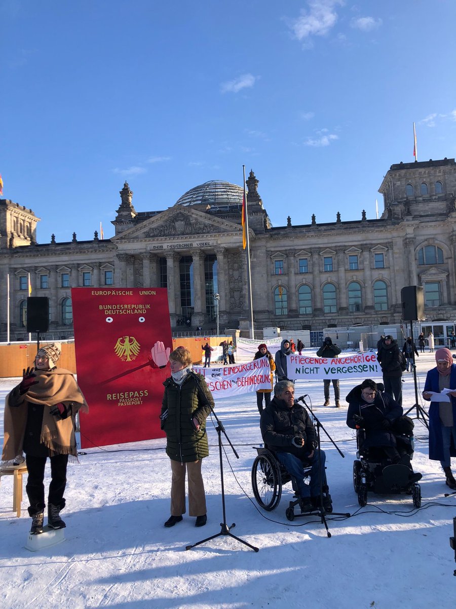HI_Deutschland's tweet photo. Heute ist @CrossroadsFMB vor dem Bundestag, um darauf aufmerksam zu machen, dass das neue #Staatsangehörigkeitsrecht Menschen mit Behinderung &amp; pflegende Angehörige diskriminiert! ⁦

📣@GrueneFraktionB @spdbt @fdpbt

⁩ Offener Brief: https://t.co/CEYXdXvV4d #nichtPASSgenau https://t.co/f8wK8eIC6v