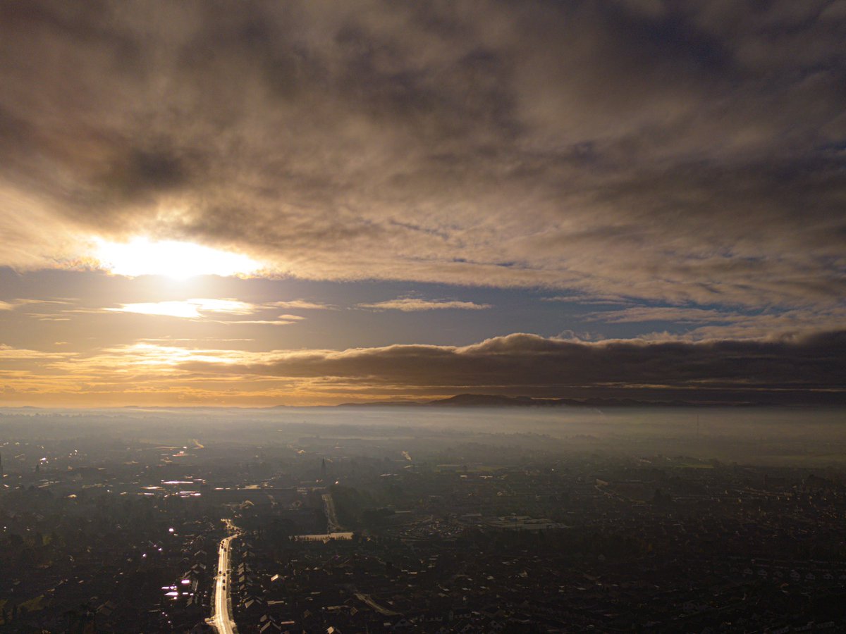 What a view high above Lisburn. You can just make out the Mournes in the background Above the cloud inversion @WeatherAisling @Louise_utv @angie_weather @WeatherCee @coolfm @BBCnireland @bbcniweather @itvweather