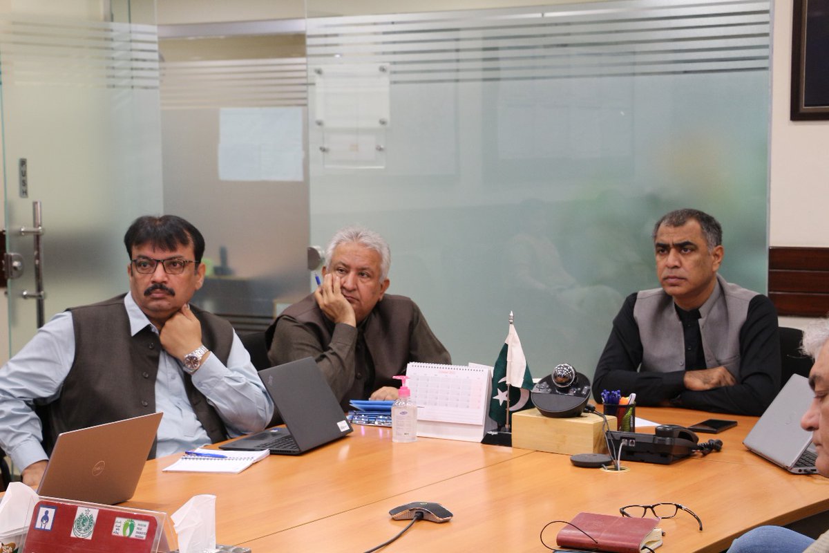 PolioFreeSindh's tweet photo. EOC Sindh Coordinator Mr. Irshad Sodhar led a virtual NIDs Nov-23 campaign review with all Sindh districts, excluding Karachi. DTF teams are tasked with a 2-day extended catch, focusing on cluster validations &amp; LPUC monitoring. Core team feedback addresses LPUCs &amp;  challenges. https://t.co/PsT0USr4Xa