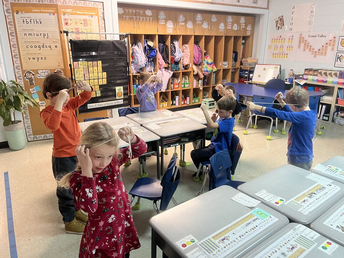 MBSfun_in_first's tweet photo. First grade is studying vibration and sound and experimented with head harps! @MBS_Pride https://t.co/Wevz2dBMP6