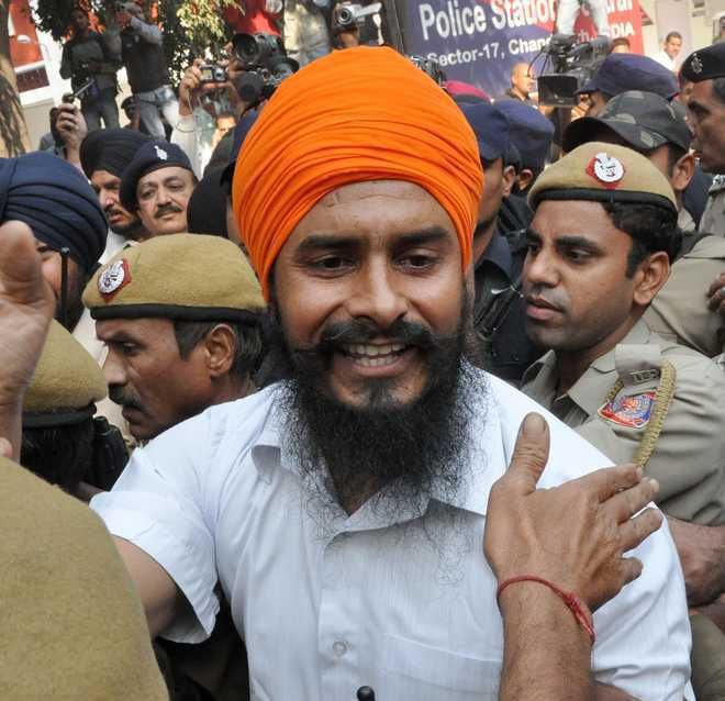 PostNirpakh's tweet photo. #BREAKING : ਬੇਅੰਤ ਸਿੰਘ ਕਤਲ ਕੇਸ ਦੇ ਦੋਸ਼ੀ ਜਗਤਾਰ ਸਿੰਘ ਹਵਾਰਾ ਇਕ ਹੋਰ ਮਾਮਲੇ 'ਚ ਬਰੀ,
2005 ਵਿੱਚ ਚੰਡੀਗੜ੍ਹ ਸੈਕਟਰ 17 ਦੇਸ਼ ਦੇ ਖਿਲਾਫ ਸਾਜਿਸ਼ ਰਚਣ ਦਾ ਮਾਮਲਾ ਹੋਇਆ ਸੀ ਦਰਜ਼ ,
ਦੱਸ ਦੇਈਏ ਕਿ ਇਸ ਤੋਂ ਪਹਿਲਾਂ ਵੀ 22 ਨਵੰਬਰ ਨੂੰ RDX ਮਾਮਲੇ 'ਚ ਹੋਏ ਸਨ ਬਰੀ
#jagtarsinghhawara #Punjab #Sikh #bandisingh #nirpakhpost https://t.co/qBbVyzPB9H