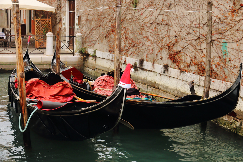 If you're yet to start your Christmas shopping, why not do it in style and head to Northern Italy this month? Venice is a fantastic city where you can pick up all your Christmas gifts at the Mercatini di Natale. bookingsforyou.com/blog/christmas…