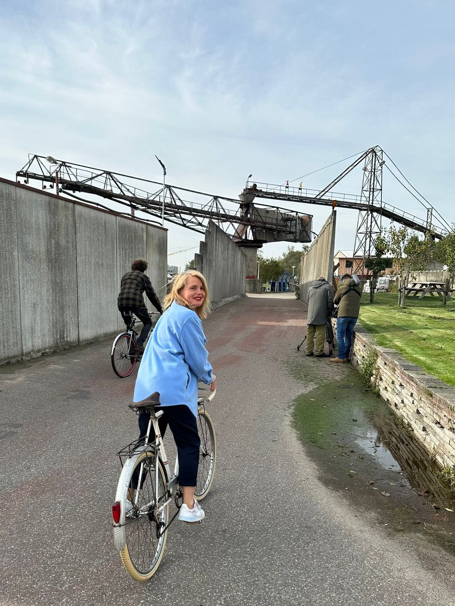 GOUDasfalt's tweet photo. Vanavond staan onze @Vuigmakers in de spotlight bij @binnenstebuitentv Duurzaamheidsexpert @mariekeeyskoot kijkt mee hoe Feiko & Julie op @GOUDasfalt riemen en sieraden maken van afval! NPO2, 19:05 u
#duurzaamcadeau #fietsbandriem #beerrings #bierdoppenoorbellen #duurzamemakers https://t.co/RW8HE88Pnd