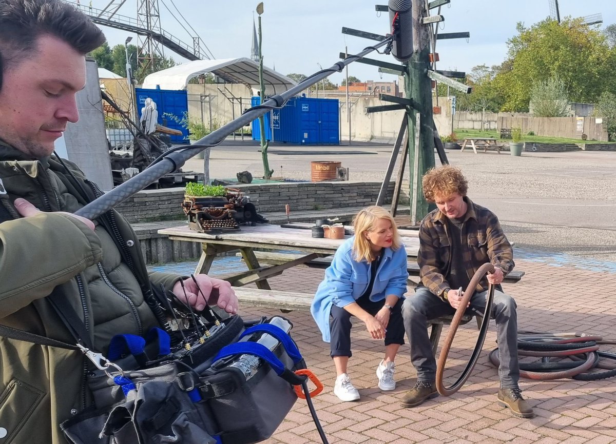 GOUDasfalt's tweet photo. Vanavond staan onze @Vuigmakers in de spotlight bij @binnenstebuitentv Duurzaamheidsexpert @mariekeeyskoot kijkt mee hoe Feiko & Julie op @GOUDasfalt riemen en sieraden maken van afval! NPO2, 19:05 u
#duurzaamcadeau #fietsbandriem #beerrings #bierdoppenoorbellen #duurzamemakers https://t.co/RW8HE88Pnd