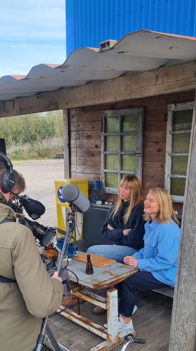 GOUDasfalt's tweet photo. Vanavond staan onze @Vuigmakers in de spotlight bij @binnenstebuitentv Duurzaamheidsexpert @mariekeeyskoot kijkt mee hoe Feiko & Julie op @GOUDasfalt riemen en sieraden maken van afval! NPO2, 19:05 u
#duurzaamcadeau #fietsbandriem #beerrings #bierdoppenoorbellen #duurzamemakers https://t.co/RW8HE88Pnd