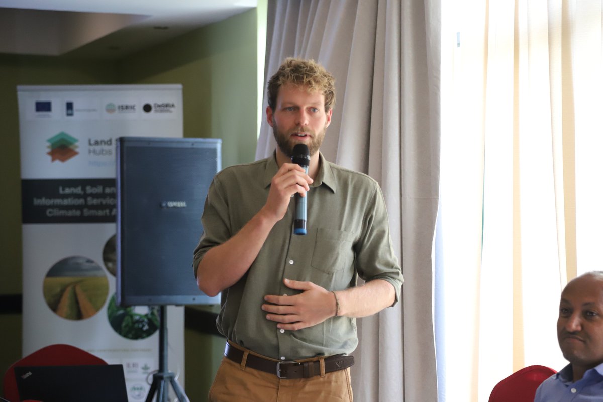 ProjectLSC's tweet image. #GroupActivity led by Mark van der Poel, and @Ermias_Be, on the added value of the LSC hub per use case and user group #Particpants are prioritizing their own user stories per user group. 
To explore the use cases of the LSC hub visit: lsc-hubs.org/hubs/rwanda/us…