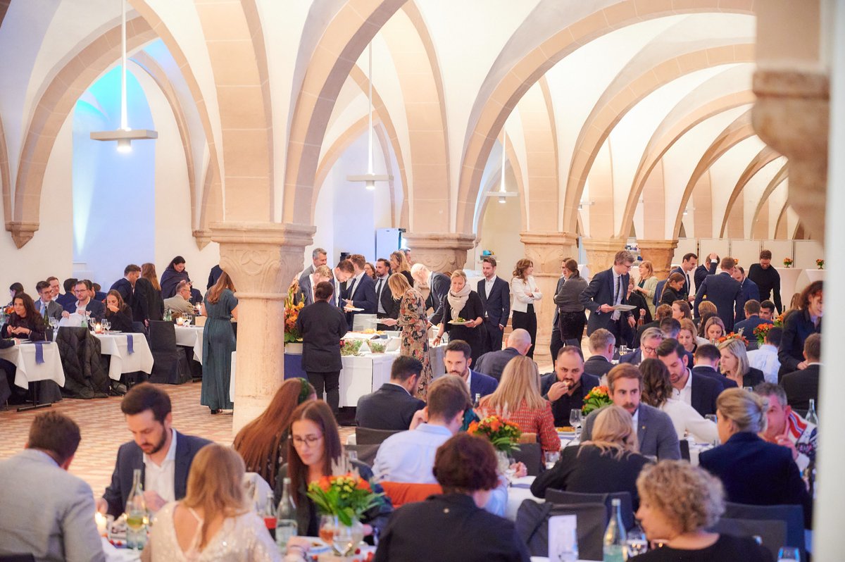 𝗦𝗶𝗲 𝗵𝗮𝗯𝗲𝗻 𝗮𝗹𝗹𝗲 𝗹𝗮𝗻𝗴𝗲 𝗱𝗮𝗿𝗮𝘂𝗳 𝗴𝗲𝘄𝗮𝗿𝘁𝗲𝘁

Am vergangenen Samstag versammelten sich in der geschichtsträchtigen Atmosphäre des Klosters Eberbach🕍 zahlreiche Gäste, um die feierliche Zeugnisübergabe im Rahmen der Abschlussfeier zu zelebrieren.