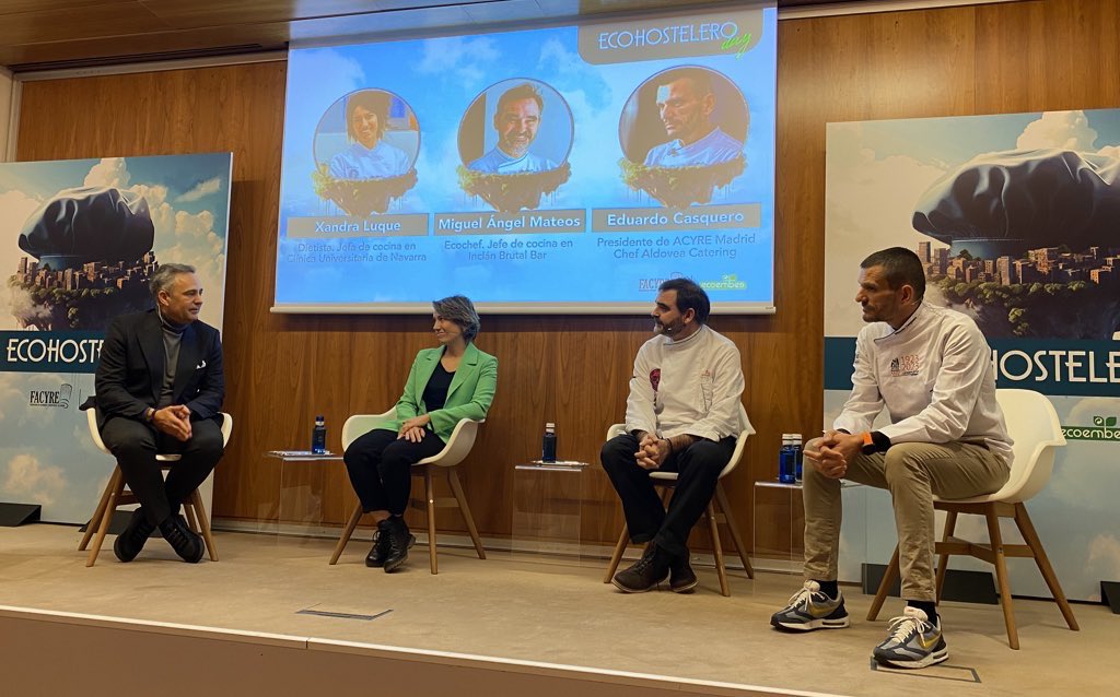 Seguimos con "Fronteras y metas de la hostelería que quiere ser sostenible" con <a href="/EduJChef/">Edu Chef 👅</a> presidente <a href="/ACYRE_/">ACYRE MADRID</a> y chef <a href="/AldoveaCatering/">Aldovea Catering</a>, <a href="/MAMateosRobles/">Miguel Ángel Mateos Robles</a>, Ecochef y jefe de cocina de Inclán Brutal Bar y <a href="/LuqueXandra/">Xandra Luque</a>, jefa de cocina de <a href="/ClinicaNavarra/">Clínica Universidad de Navarra</a> 🌳#EcohosteleroDay <a href="/ecoembes/">Ecoembes</a>