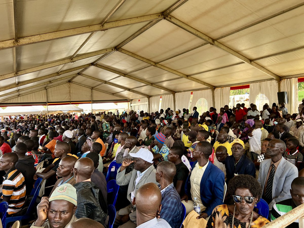 .President Museveni has unveiled a monument dedicated to the strength and bravery the people of Rakai showed at the beginning of the fight against #HIV at the commemoration of the International World AIDS Day  in Rakai District.
#ChimpReportsNews #EndAIDS2030Ug #WorldAIDSDay