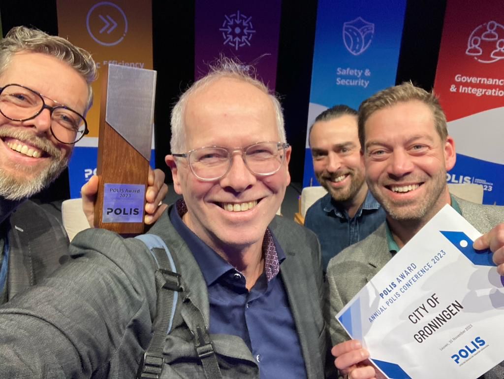 De gemeente Groningen heeft donderdag de POLIS Award 2023 gewonnen🏅Groningen krijgt de prijs vanwege haar vooruitstrevende en innovatieve benadering van duurzame mobiliteit en haar langdurige inzet voor een schonere, eerlijkere en slimmere stad. 👉 ap.lc/aslqq