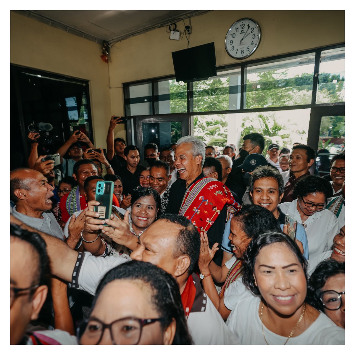 ganjarpranowo's tweet photo. Beliau-beliau inilah yang memperkuat jiwa saudara-saudara kita di NTT. Peran MUI, Gereja Sinode dan Keuskupan Agung jadi tiang utama persatuan kita. Semoga para ulama, pendeta dan romo senantiasa dikaruniai kesehatan. Tetaplah jadi panutan kami. https://t.co/lQ0YEK4px8