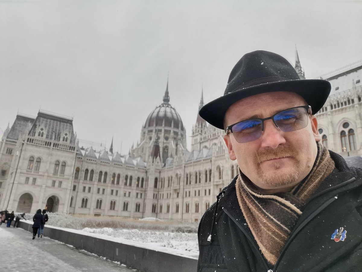 DrFangSimon's tweet photo. A Keresztény Civil Szervezetek Fórumán a vidék megmaradásáról is beszéltek az előadók. Fontos a komfort-orientált javak (fogyasztáshoz kötött) mellett a kumulativ javak (család, közösség, barátság) erősítése! - mondta előadásában Schlett András PPKE docense. Nagy köszönet. 🇭🇺😊 https://t.co/hsGveVqYfq