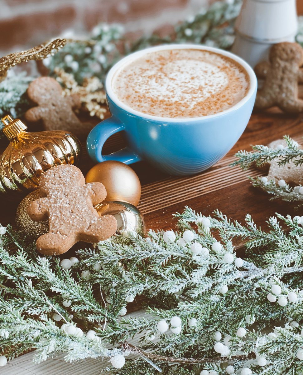 Today for #FriendlyFriday we continue our downtown tour with a shoutout to @streamlinersespressobar! Streamliners is your friendly neighbourhood coffee shop, and they are all decked out and ready for the holidays! 🎄🎁
⁠
Located at 767 Talbot Street.⁠
⁠l8r.it/iifm