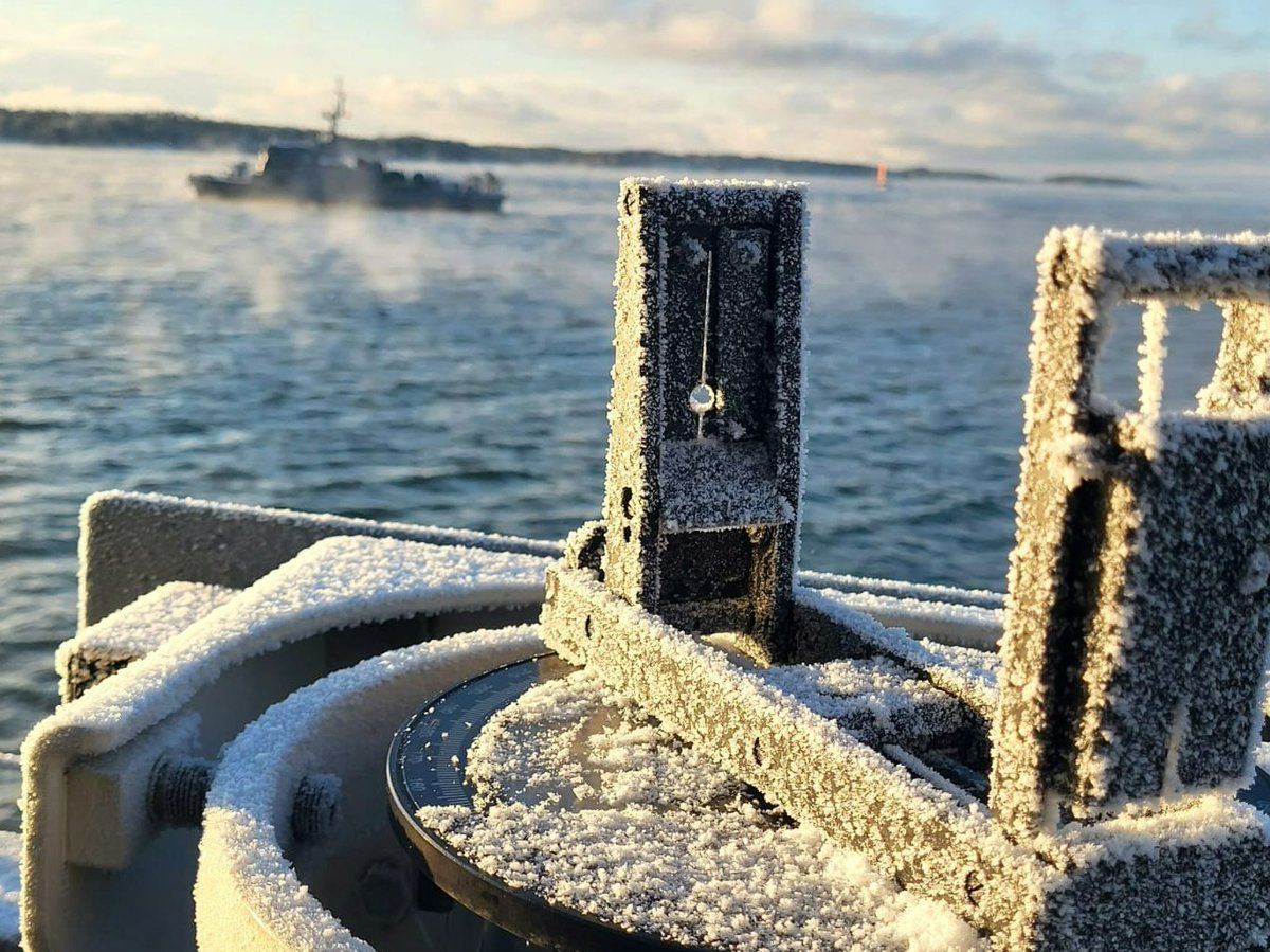 DowOperSZ's tweet photo. Ćwiczenie #FreezingWinds23 z udziałem #PKWCzernicki⚓️zakończone. 

Były to pierwsze ćwiczenia morskie pod dowództwem Finlandii 🇫🇮 jako członka @NATO. Udział w nich wzięło ok. 4 tyś. żołnierzy z krajów sojuszniczych🇧🇪🇫🇮🇫🇷🇩🇪🇱🇻🇳🇱🇵🇱🇬🇧🇺🇸 i partnerskich🇸🇪
#FRWI23 przeprowadzono w Zatoce Fińskiej, na Morzu Archipelagowym i u południowego wybrzeża Finlandii.

Dowódca PKW Czernicki kmdr por. Piotr Bartosewicz: "Warunki, w jakich przeprowadziliśmy operację, były wyjątkowe. Sezon zimowy, temperatury znacznie poniżej zera i Morze Archipelagowe z tysiącami wysp i skał – to wyzwania, z którymi musieliśmy się zmierzyć. Ćwiczenie Freezing Winds z pewnością zasługuje na swoją nazwę."
#StrongerTogether #WeAreNATO