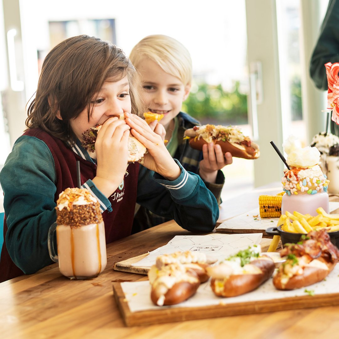 Happy Kids when they can enjoy our delicious hotdogs and shakes!

🌭 🍔 🍟 🥤

#kidsfriendly #casual #amsterdam #hotdogs #milkshakes #restaurant