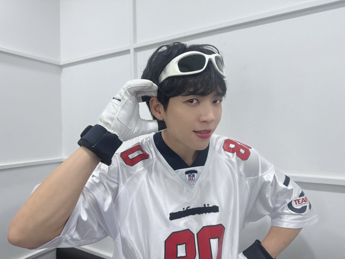 [📸]

KBS2 <뮤직뱅크>
설레는 마음으로 기다리던
'Baby Baby' 첫방 완료💕

인스피릿의 마음을 더 잘 듣기 위한
NEW '귀 하트' 발사💛

#남우현 #NAMWOOHYUN
#1st_Album #WHITREE
#BabyBaby
#KBS #뮤직뱅크