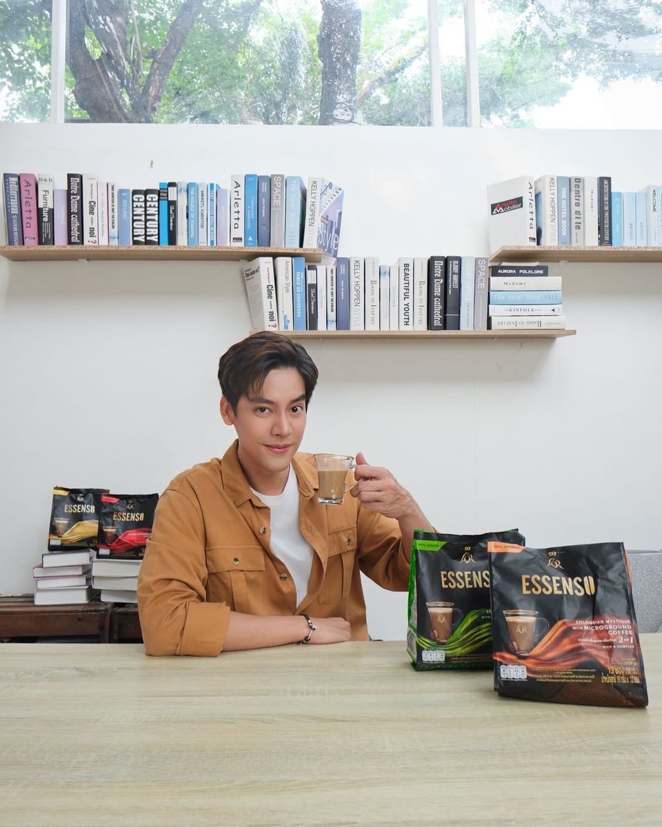 EyeELF's tweet image. มีกิจกรรมเล็กๆ สำหรับแฟนละคร #สวัสดีความสุข weekนี้มาฝากค่า โควททวิตนี้ แชร์ภาพแคปหน้าจอซีนที่ประทับใจ พร้อมติด # ของแต่ละตอน  ผู้โชคดีรับกาแฟ essenso ไปทานกันเลย 1 ถุง เลือกรสได้ค่ะ มีรางวัลให้ตอนละ 5 รางวัล มาร่วมส่งกำลังใจให้พี่ทิวเขากันเยอะๆ นะค้าาาาา #TaeDarvid