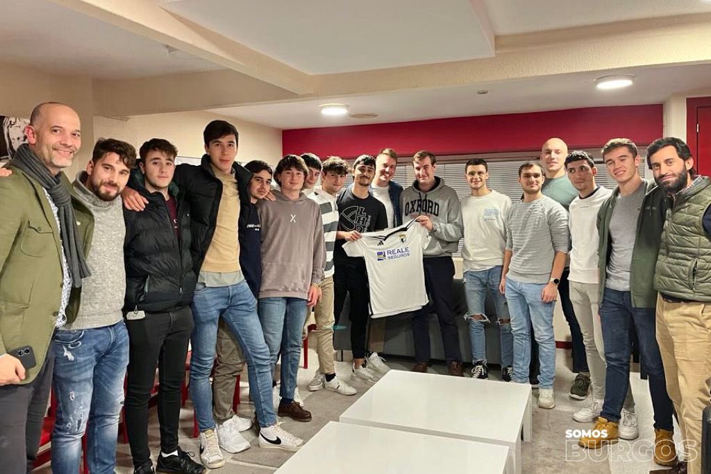 Burgos_CF's tweet photo. Ayer @Michuoviedo pasó por la Asociación Juvenil Montauca para hablar sobre la importancia del deporte y su experiencia en el fútbol ⚽️

#SomosBurgos 🤍🖤 https://t.co/u7MtKtTkzP