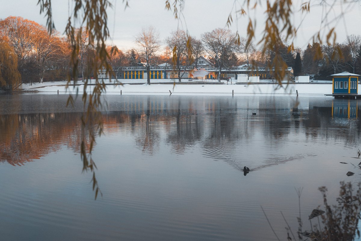 fresh102's tweet photo. Das verschneite Freibad am #Orankesee ... ist vielleicht was für die #Kiezkamera @Klagesspiegel https://t.co/CI9NgSJTRO