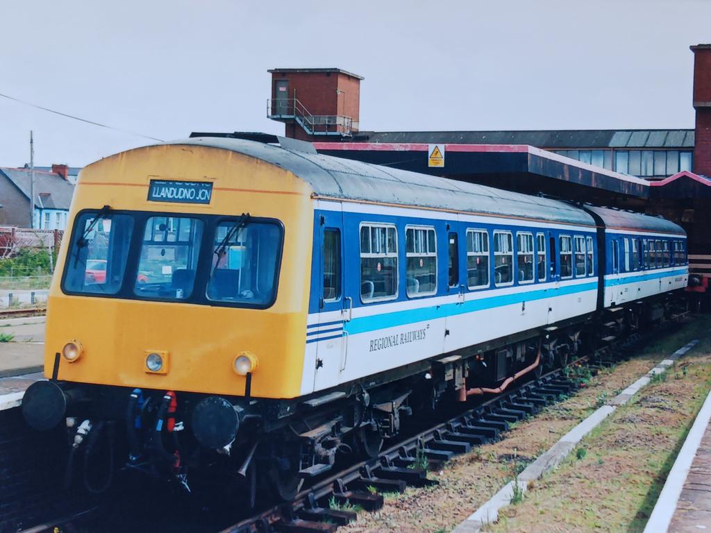 Invermuir's tweet image. A bog triptych today.  My 3 favourite liveries from the mid 90s. L825 a bit far from home at The Junction. #bogs #tmrguk