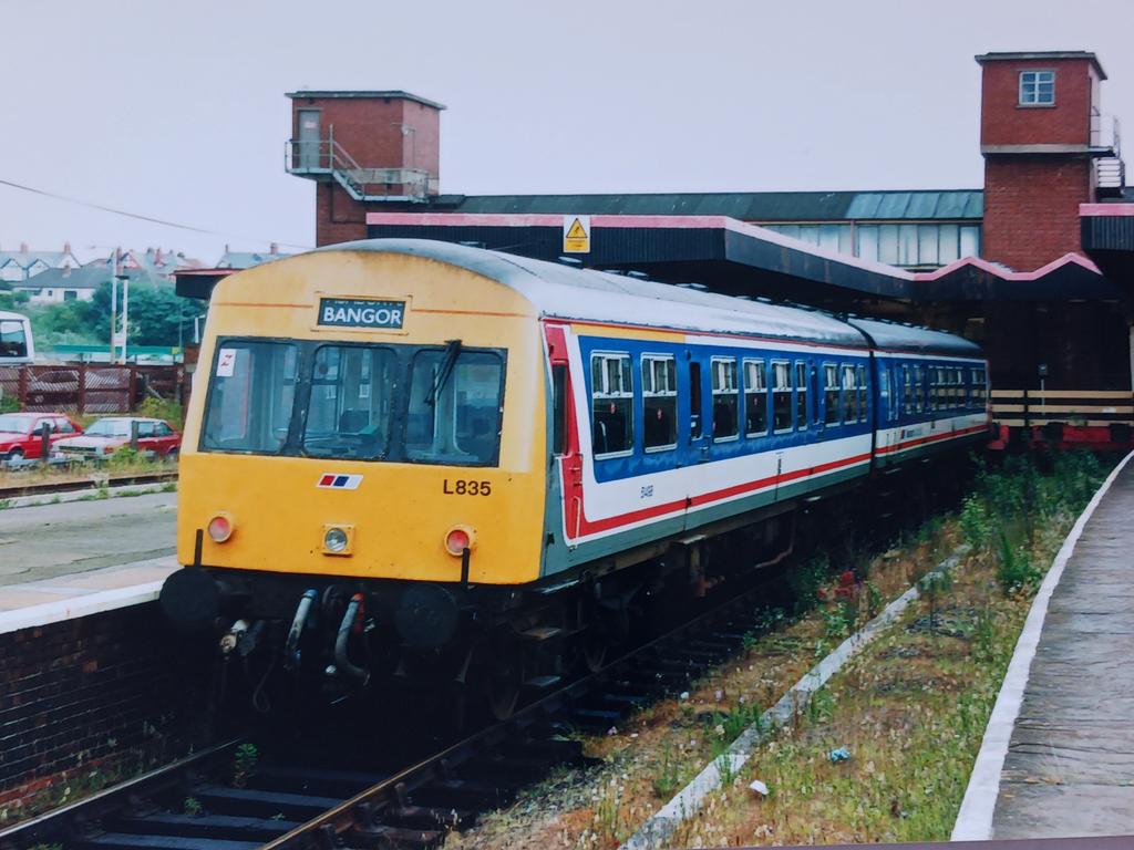 Invermuir's tweet image. A bog triptych today.  My 3 favourite liveries from the mid 90s. L825 a bit far from home at The Junction. #bogs #tmrguk
